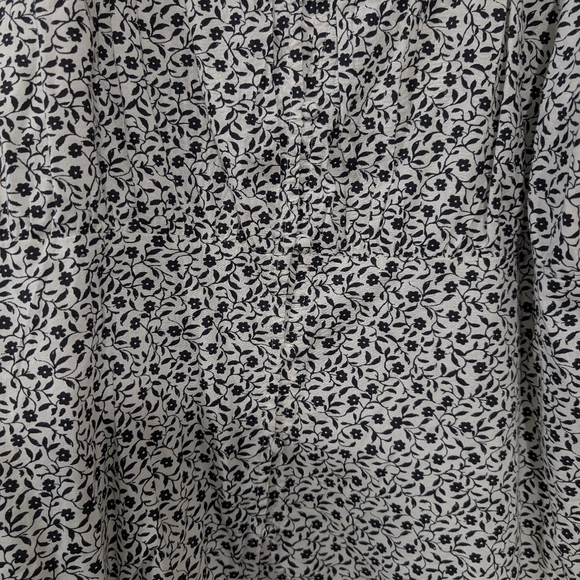 Old Navy Black & White Floral Smocked Back Top in Size XL - Picture 6 of 10